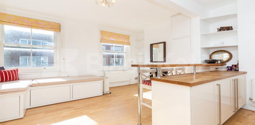 			SPLIT OVER 3 FLOORS, 2 Bedroom, 1 bath, 1 reception Maisonette			 Baron Street, ANGEL N1
